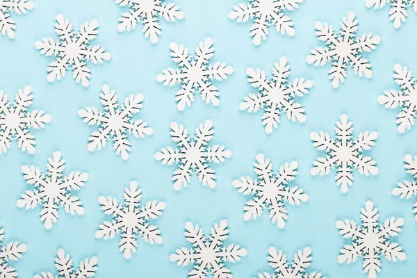 Kerst achtergrond. Witte sneeuw decoraties op een roze achtergrond — Stockfoto