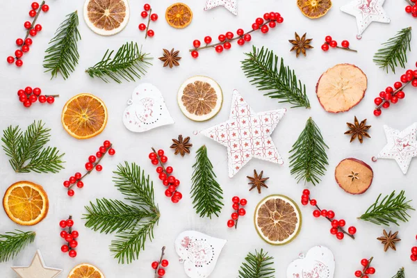 Noel kompozisyonu. Hediyeler, beyaz backgro üzerinde koni süslemeleri