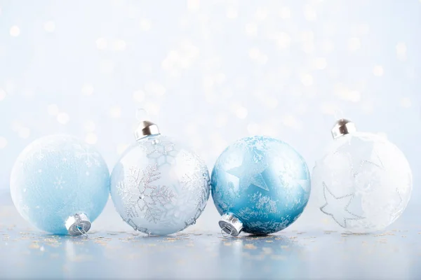 クリスマスボールの背景。青いbのグリーティングカードの装飾 — ストック写真