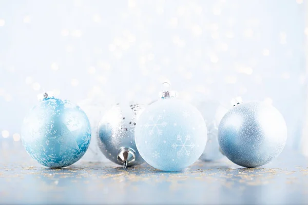 Sfondo palla di Natale. Decorazioni biglietto di auguri su una b blu — Foto Stock