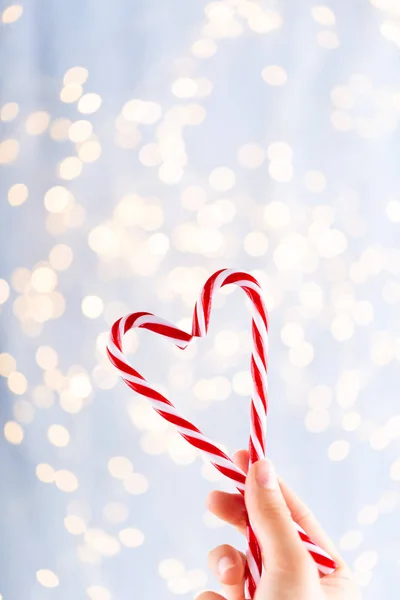 Kerst Candy stick decor in vrouwen hand. Kerstgroet ca — Stockfoto