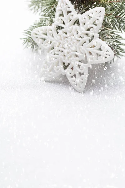 Vánoční dekorace nad stříbrným pozadím. — Stock fotografie