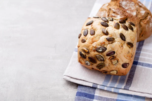 Ahşap arka planda altın kırsal ekmek ve çörekler