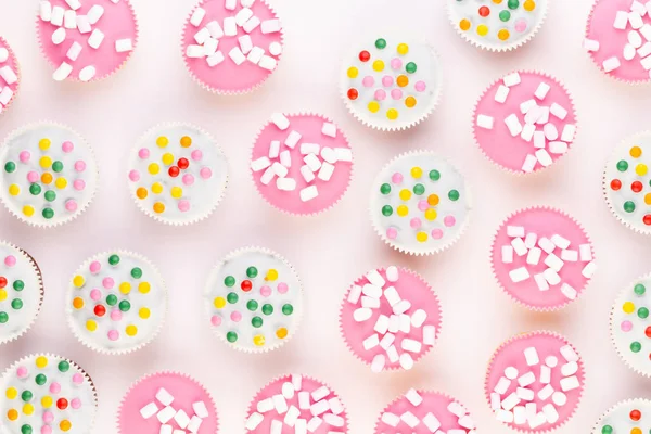 Beyaz arkaplanda renkli kekler. 