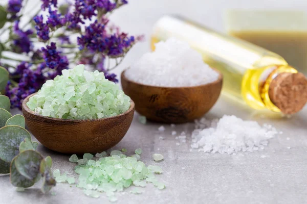 Kasede deniz tuzu, şişelerde aroma yağı, sağlık ve çiçekler. 