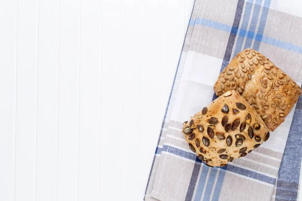 Ahşap arka planda altın kırsal ekmek ve çörekler