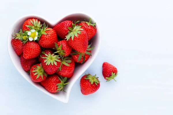 Corazón de fresa. Fresas frescas en plato en madera blanca ta — Foto de Stock