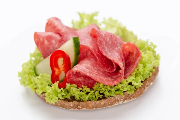 Beyaz arka planda salamlı sandviç..