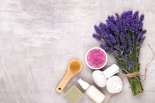 Yetiştirme ürünleri ve beyaz ahşap şeritte taze lavanta buketi.