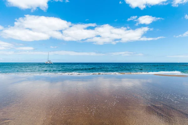 Güzel sahil manzarası ve tropikal Lanzarote denizi. Canar