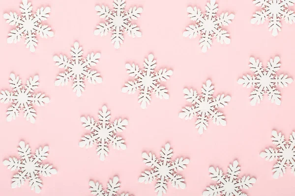 Noel arkaplanı. Beyaz kar süslemeleri pembe bir sırtüstü