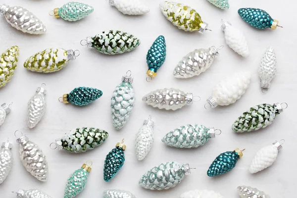 Noel kompozisyonu. Hediyeler, beyaz backgro üzerinde koni süslemeleri