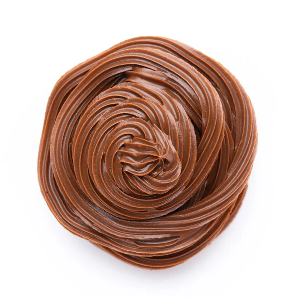 Beyaz arka planda izole edilmiş çikolata kremi. Düz yatıyordu.