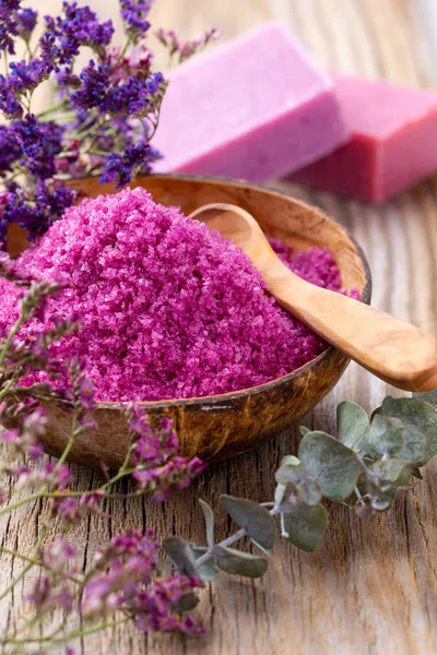 Kasede deniz tuzu, şişelerde aroma yağı, sağlık ve çiçekler. 