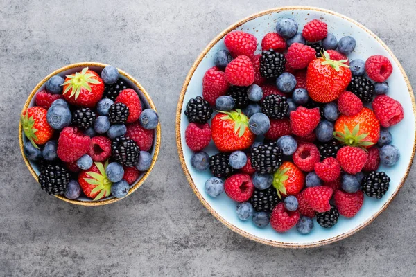 Mavi tabakta taze meyve salatası. Klasik ahşap arkaplan.