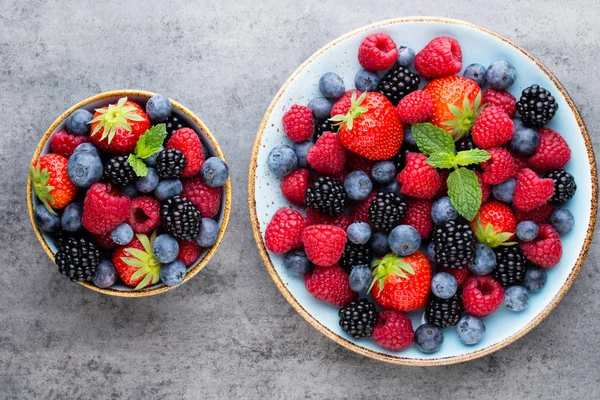 Mavi tabakta taze meyve salatası. Klasik ahşap arkaplan.