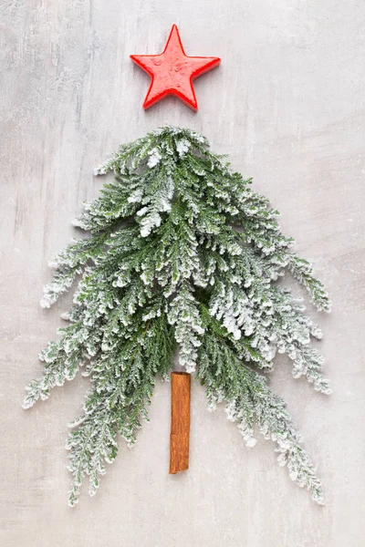 Noel ağacı dümdüz yatıyordu.