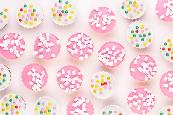 Cupcakes colorés sur un fond blanc . — Photo