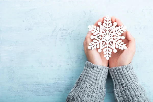 Noel dekoru kadınların elinde. Noel tebrik kartı. Kadının. — Stok fotoğraf