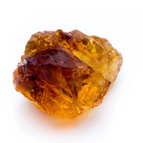 beyaz zemin üzerinde kahverengi karamelize şeker.