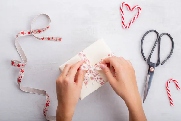 Weihnachtsdekor in Frauenhand. Weihnachtsgrußkarte vorhanden. Frauenrechte — Stockfoto