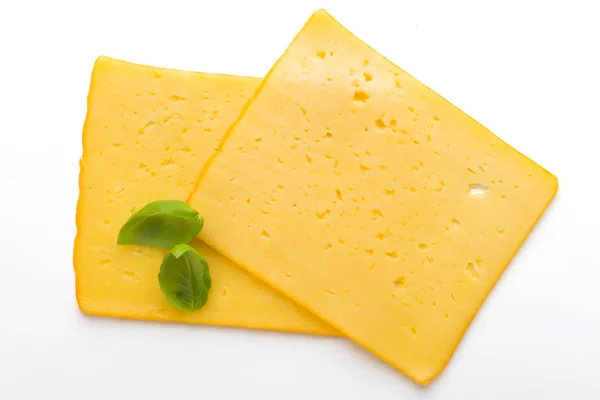 Tranches de fromage isolées sur le fond blanc. — Photo