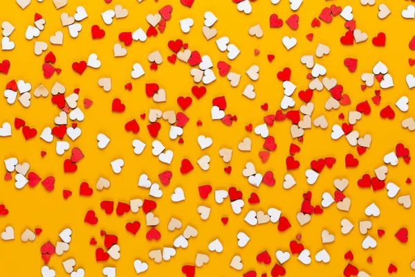 Happy Valentines Day Hintergrund. Mit kleinen farbigen Herzen auf der Lauer — Stockfoto