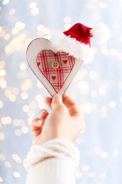 Kerst decor in vrouwen hand. Kerstkaart. Vrouwenkleding — Stockfoto