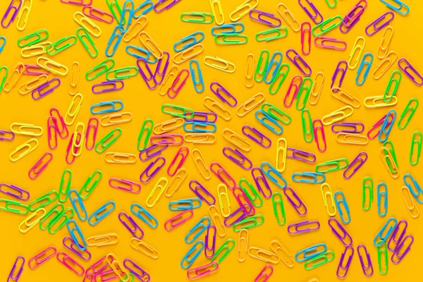 Kağıt rengi küçük defter Sarı zemin üzerine. Düz yatıyordu. 