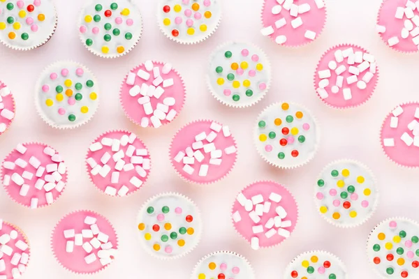 Beyaz arkaplanda renkli kekler. 