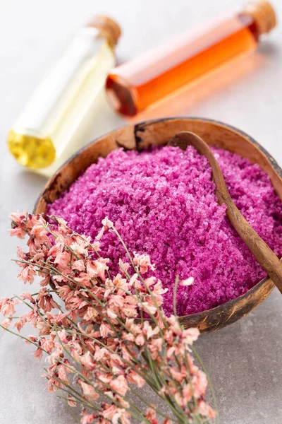 Kasede deniz tuzu, şişelerde aroma yağı, sağlık ve çiçekler. 