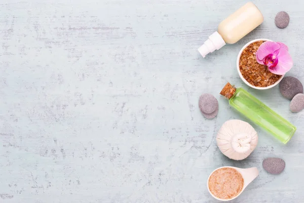 Deniz tuzu, şişelerde aromaterapi yağı ve vintage w papatya