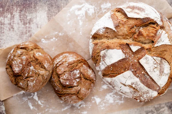 Ahşap arka planda altın kırsal ekmek ve çörekler