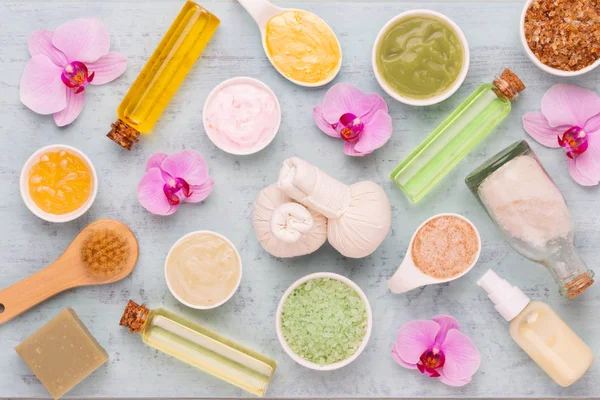 Deniz tuzu, şişelerde aromaterapi yağı ve vintage w papatya