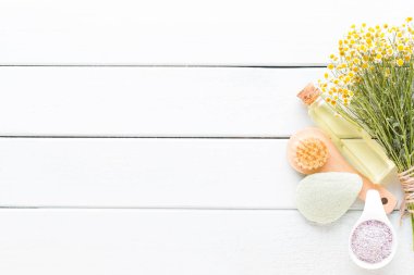 Pastel taşralı spa setiyle güzellik ve aromaterapi konsepti