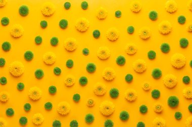 Sarı arka planda sarı çiçek deseni. Bahar selamlaması c