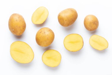 Beyaz arka planda izole edilmiş patatesler. Düz yatıyordu. Üst görünüm.
