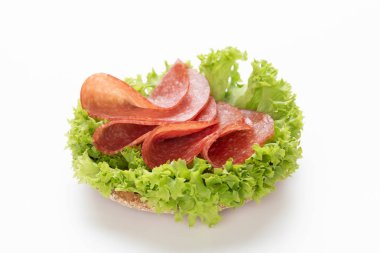 Beyaz arka planda salamlı sandviç..