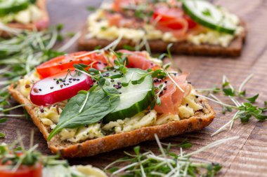 Krem peynirli, sebzeli ve salamlı sandviç..