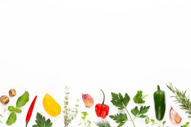 Baharatlı bitkisel yapraklar ve beyaz arka planda kırmızı biber. Vegeta