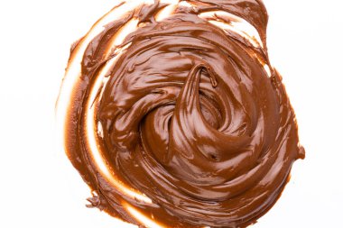 Beyaz arka planda izole edilmiş çikolata kremi. Düz yatıyordu.