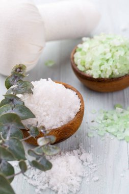 Kasede deniz tuzu, şişelerde aroma yağı, sağlık ve çiçekler. 