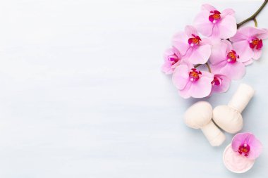 Deniz tuzu, aromaterapi yağı şişelerde ve orkide antika ahşap.