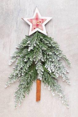 Noel ağacı dümdüz yatıyordu.
