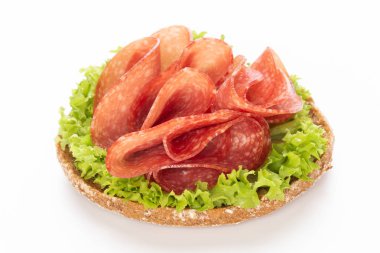 Beyaz arka planda salamlı sandviç..