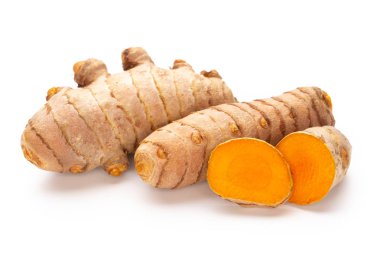 beyaz arkaplanda zerdeçal izole edildi