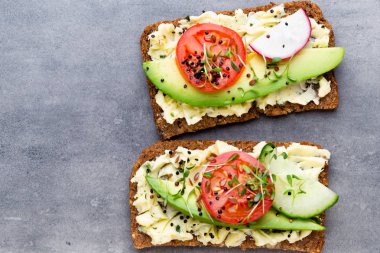 Krem peynirli, sebzeli ve salamlı sandviç..