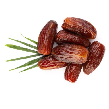 Kuru tarihler beyaz arkaplanda izole edilmiş. Üst Manzara. Düz yatıyordu.