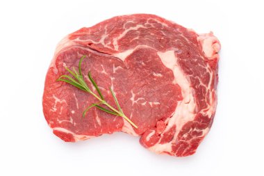 Beyaz arka planda taze çiğ biftek izole edilmiş..