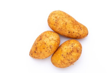 Beyaz arka planda izole edilmiş patatesler. Düz yatıyordu. Üst görünüm.